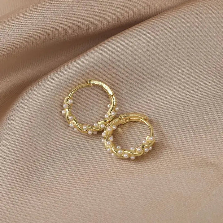 Pendientes colgantes con cuenta perlada redonda · Dorado