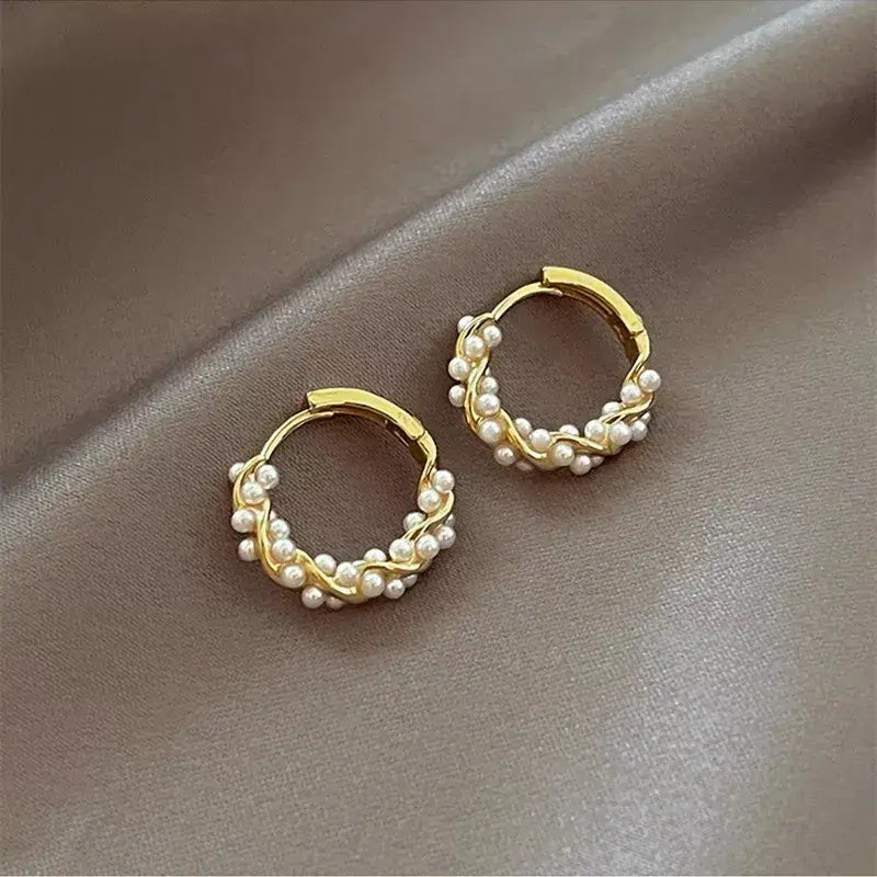 Pendientes colgantes con cuenta perlada redonda · Dorado
