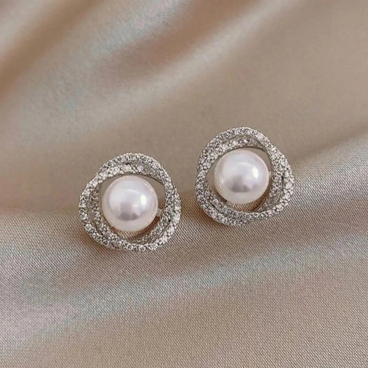 Pendientes de espiral con brillos y cuentas perladas · Plateado