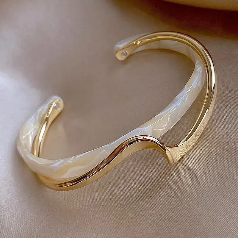 Pulsera abierta de efecto esmaltado blanco · Dorado