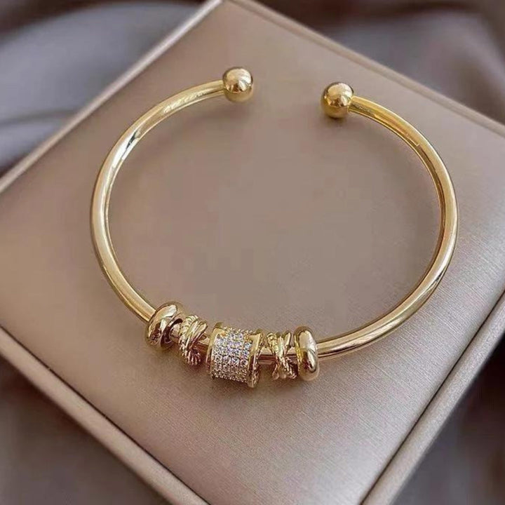 Pulsera ajustable con colgantes · Dorado