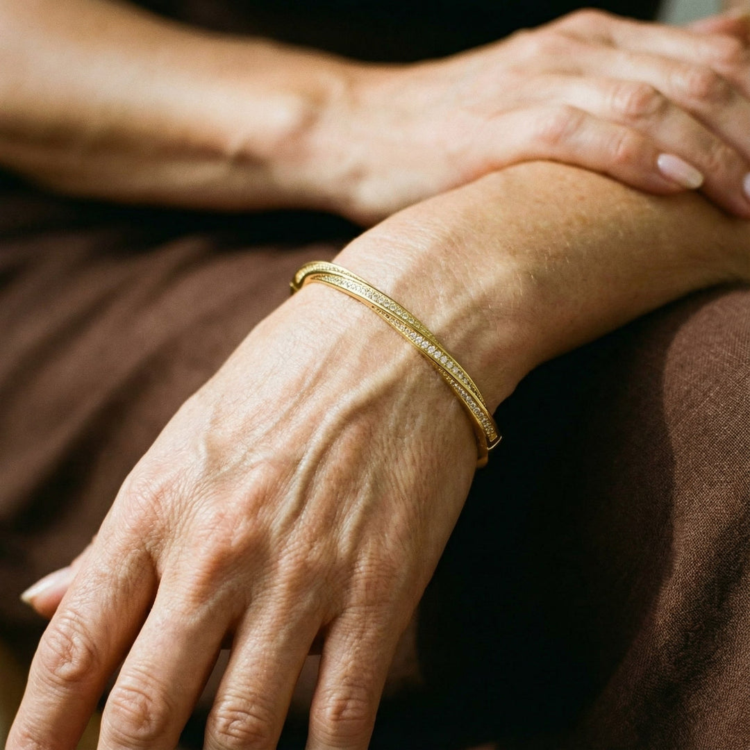 Brazalete doble con brillos · Dorado