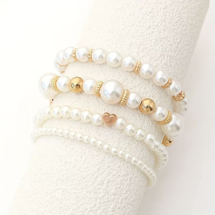 Pulseras perladas blancas