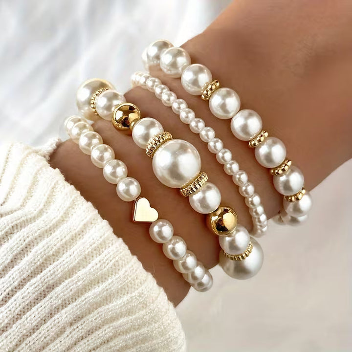 Pulseras perladas blancas