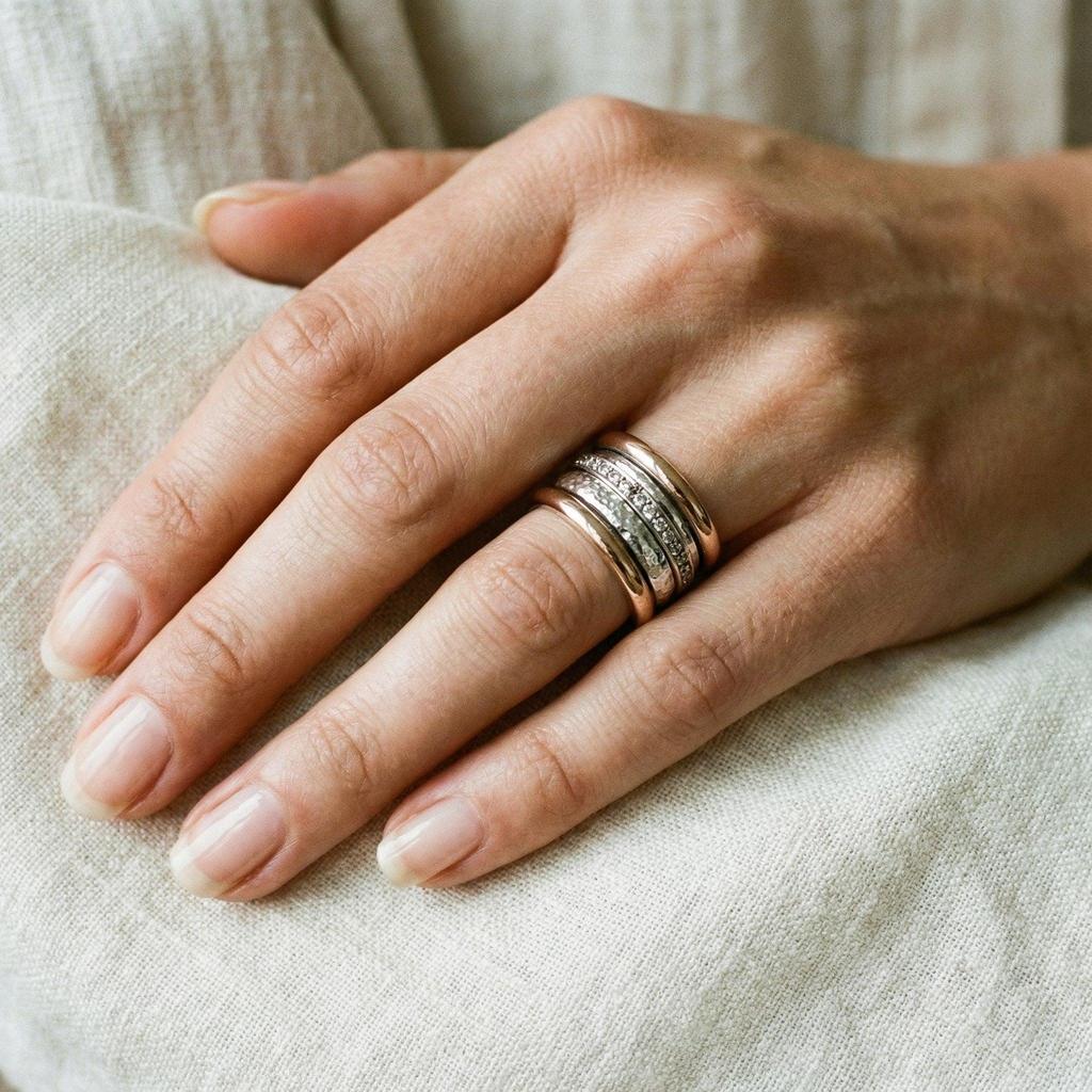 Anillo ancho vintage de varias bandas con brillos · Bicolor