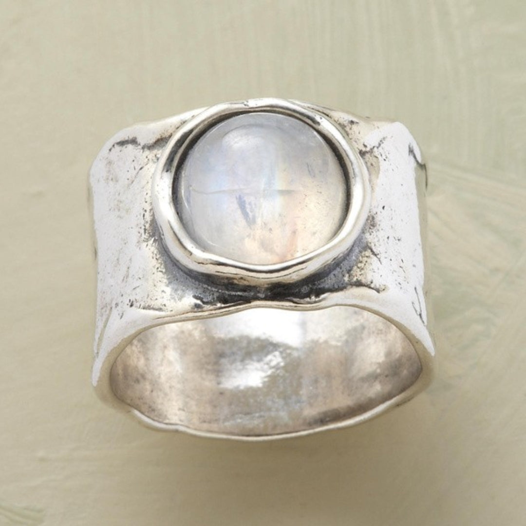 Anillo ancho con piedra de efecto luna · Plateado