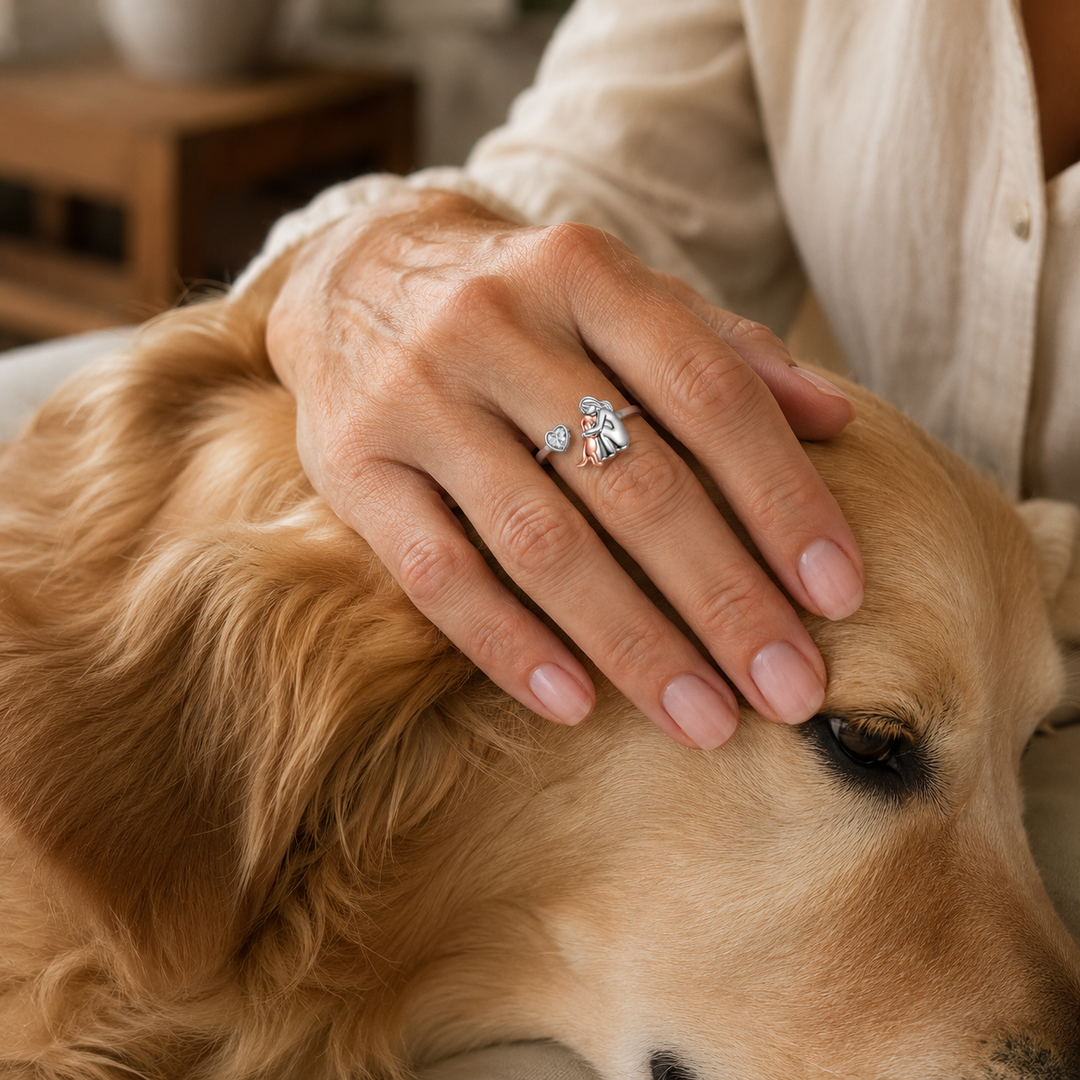 Anillo abrazo perro, circonita en corazón