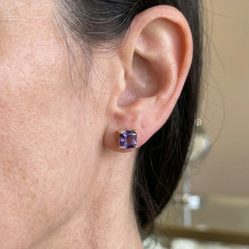 Pendientes de botón cuadrados en violeta · Dorado