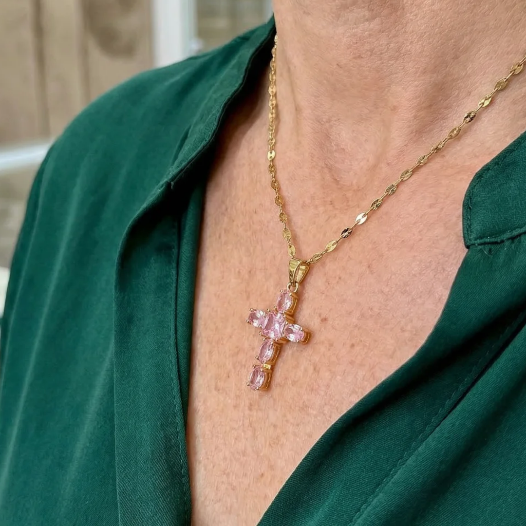Collar de cruz rosa · Dorado