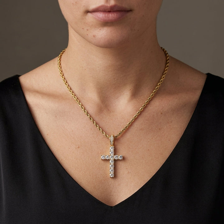 Collar de cruz pequeña con cadena trenzada · Dorado o plateado