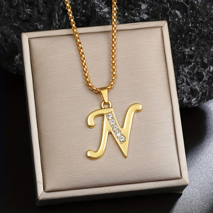 Collar con inicial y brillo · Dorado