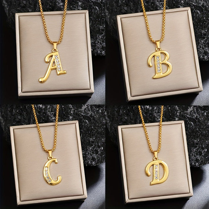Collar con inicial y brillo · Dorado