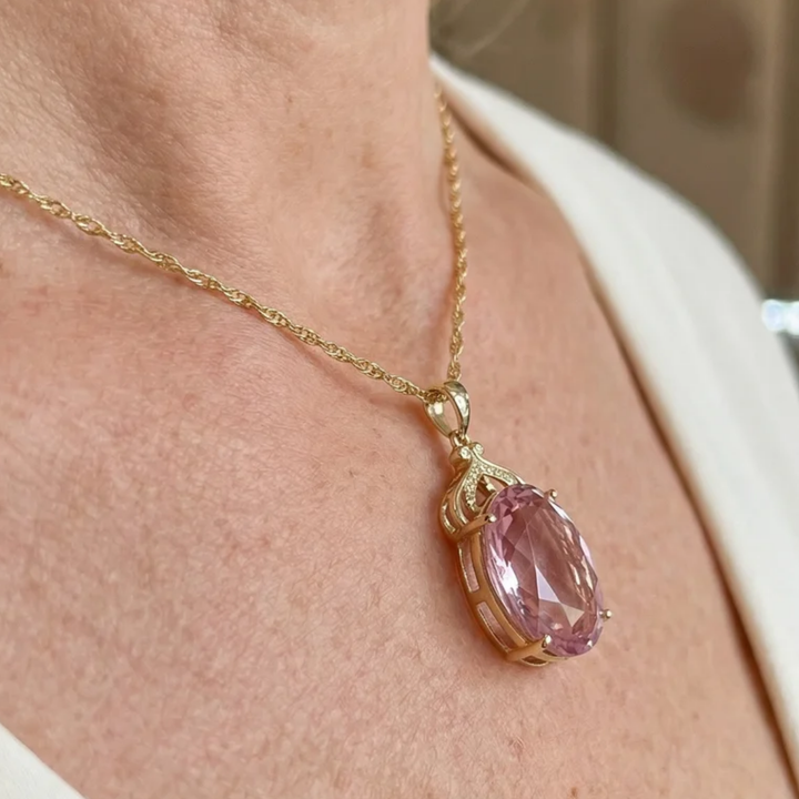 Collar con colgante ovalado rosa · Dorado