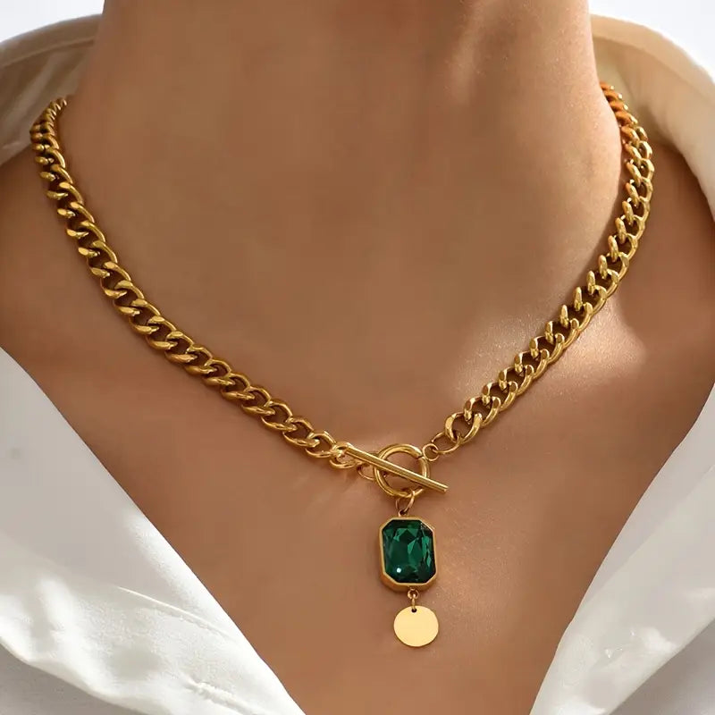 Collar de cadena gruesa con colgante verde esmeralda · Dorado