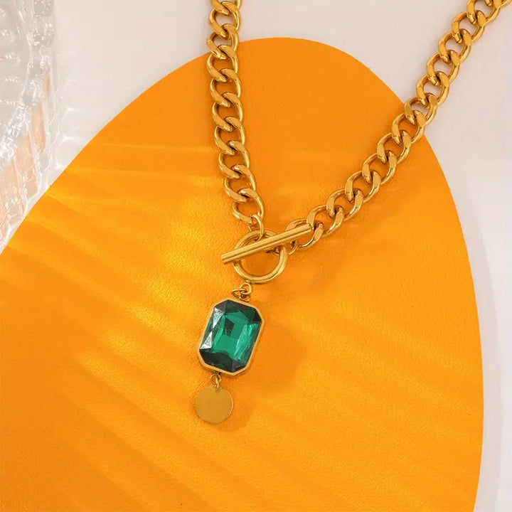 Collar de cadena gruesa con colgante verde esmeralda · Dorado