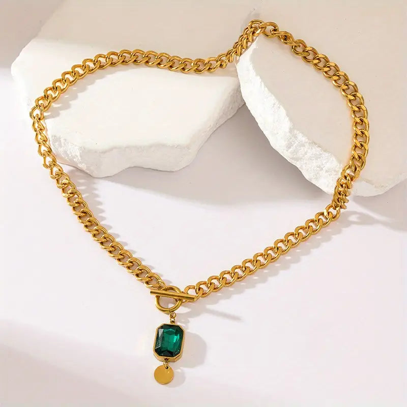 Collar de cadena gruesa con colgante verde esmeralda · Dorado