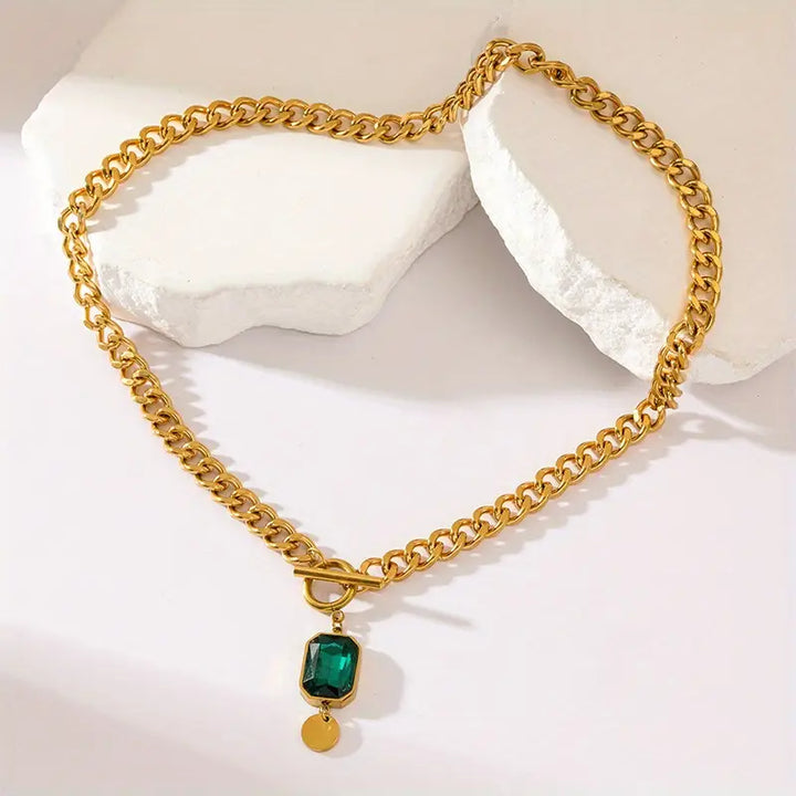 Collar de cadena gruesa con colgante verde esmeralda · Dorado