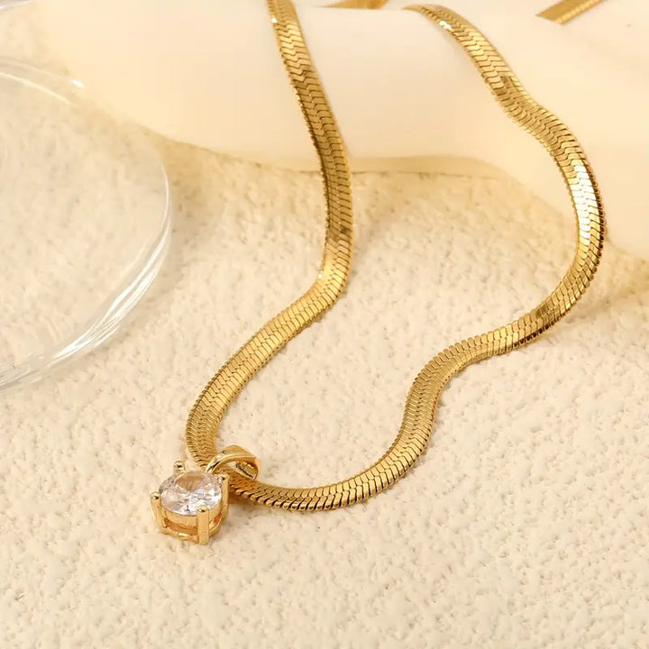 Collar con colgante elegante de brillos · Dorado