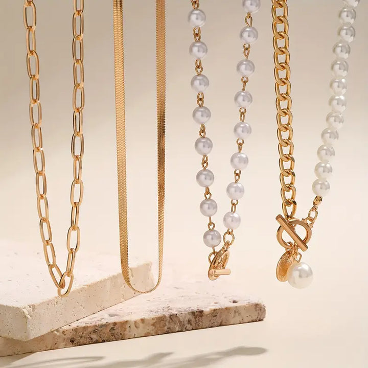Collar vintage de cuentas perladas y cadena · Dorado
