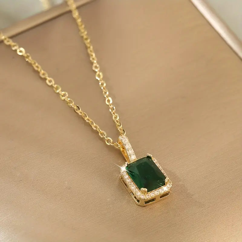 Collar con colgante verde esmeralda · Dorado