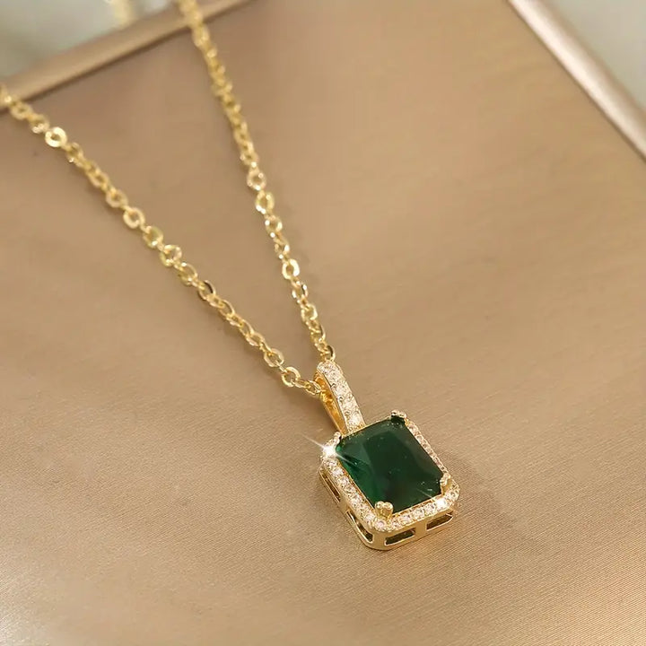 Collar con colgante verde esmeralda · Dorado