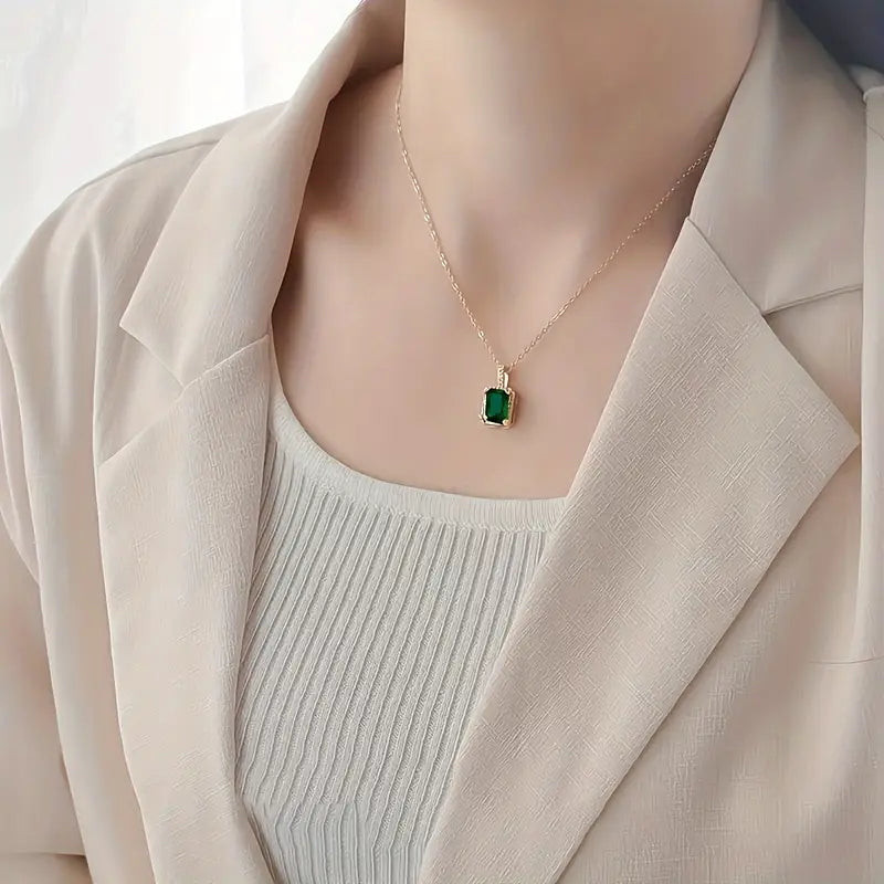 Collar con colgante verde esmeralda · Dorado