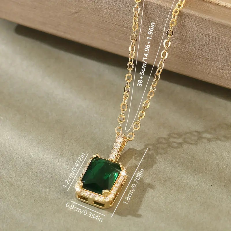 Collar con colgante verde esmeralda · Dorado