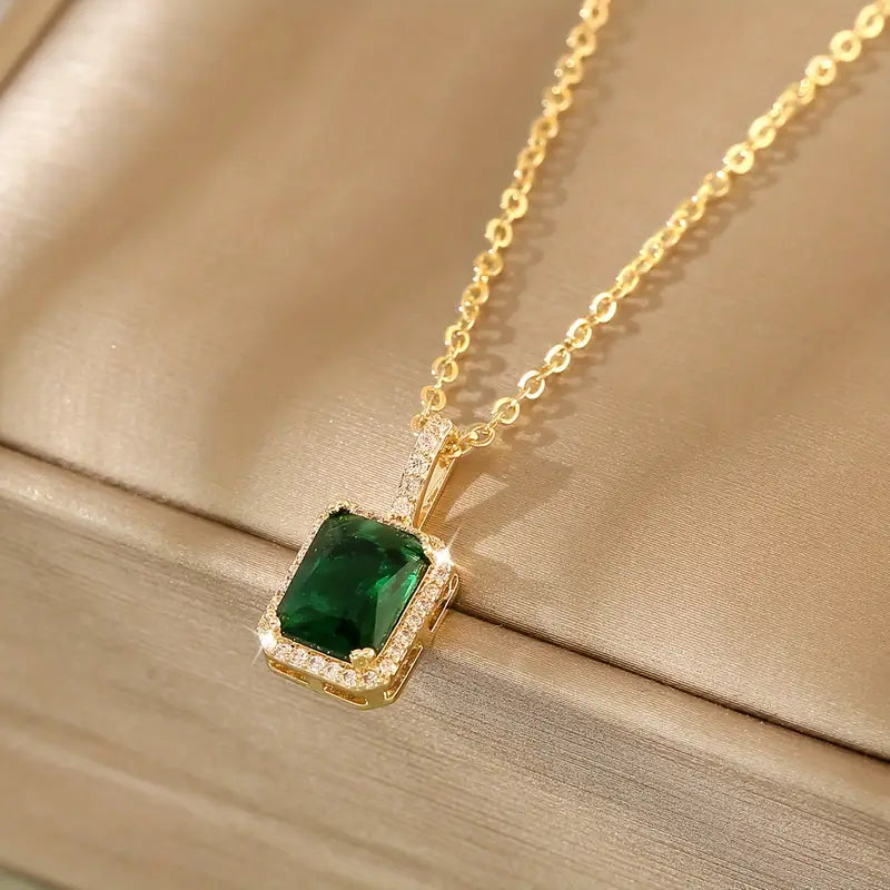 Collar con colgante verde esmeralda · Dorado