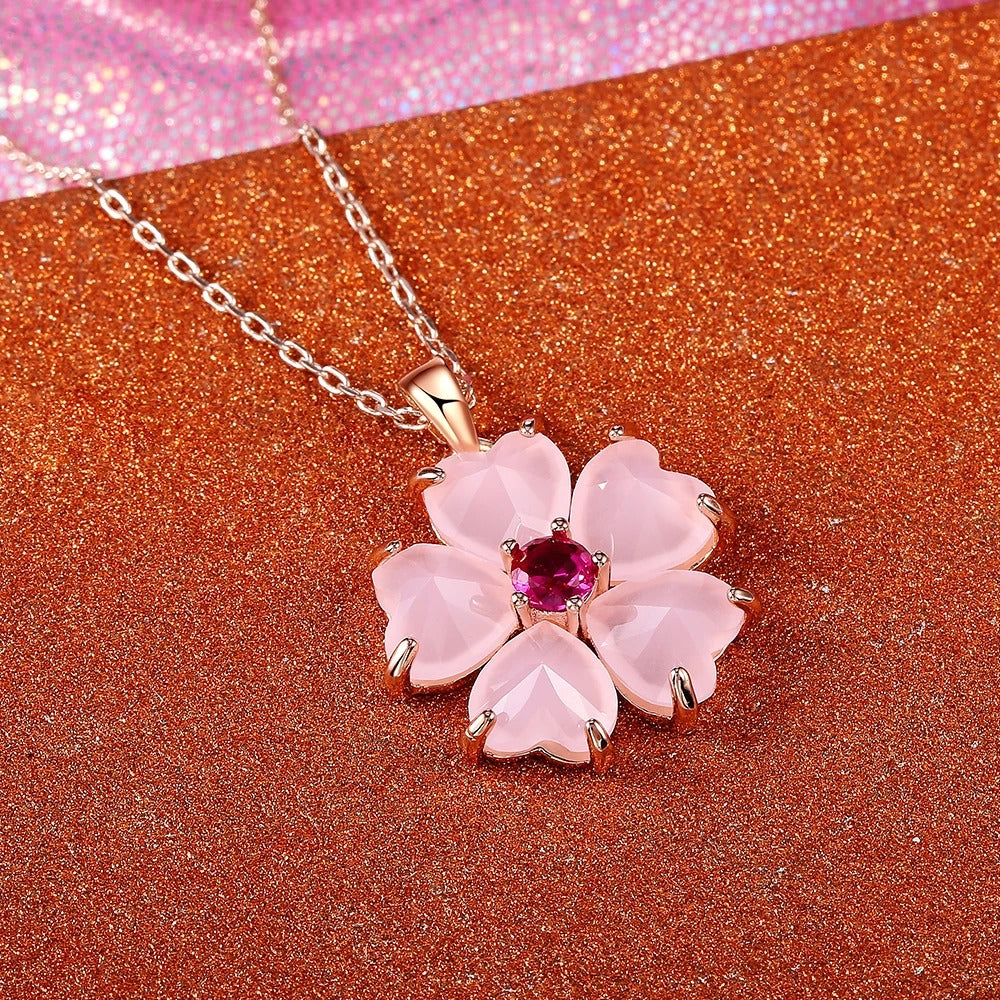 Collar con flor rosada · Dorado