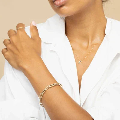 Collar con inicial · Dorado