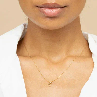 Collar con inicial · Dorado