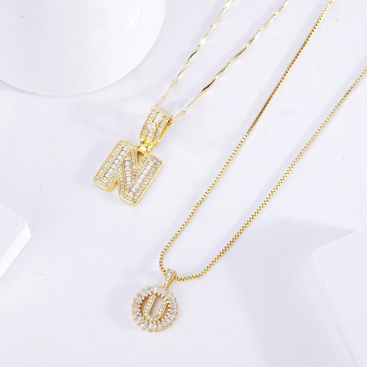 Collar con inicial y brillos · Dorado