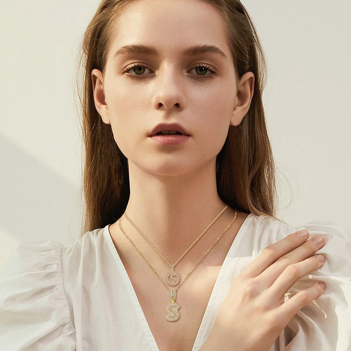 Collar con inicial y brillos · Dorado