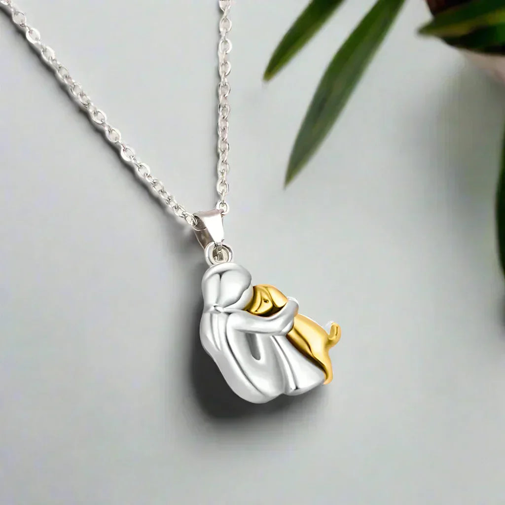 Collar con colgante de mujer y perro · Dorado o negro