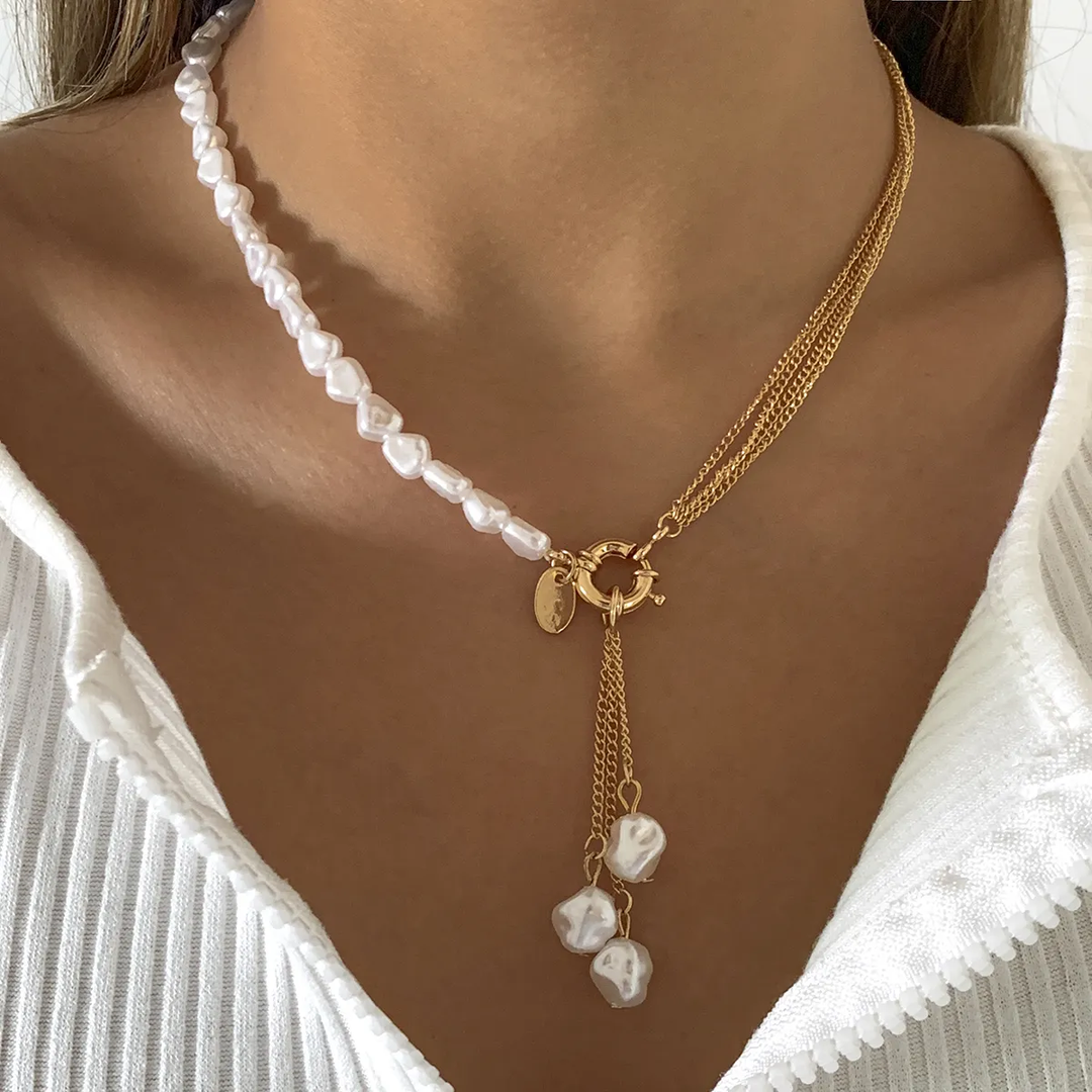 Collar con colgante perlado · Dorado