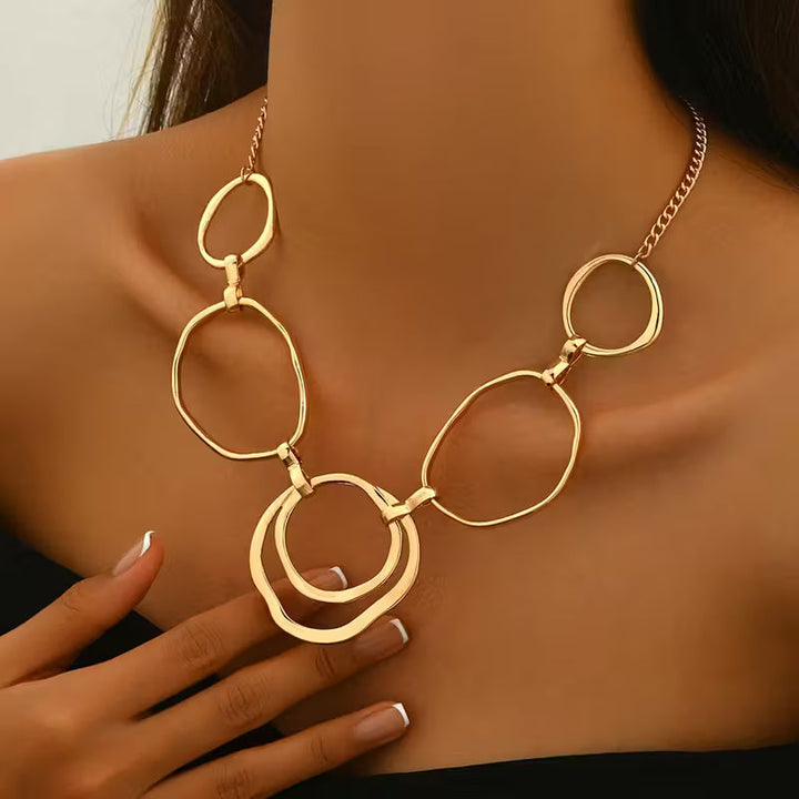 Collar con colgante de inspiración clásica · Dorado