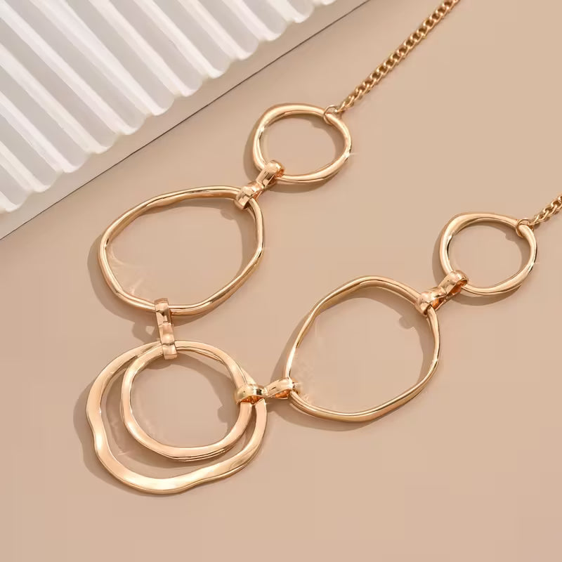 Collar con colgante de inspiración clásica · Dorado