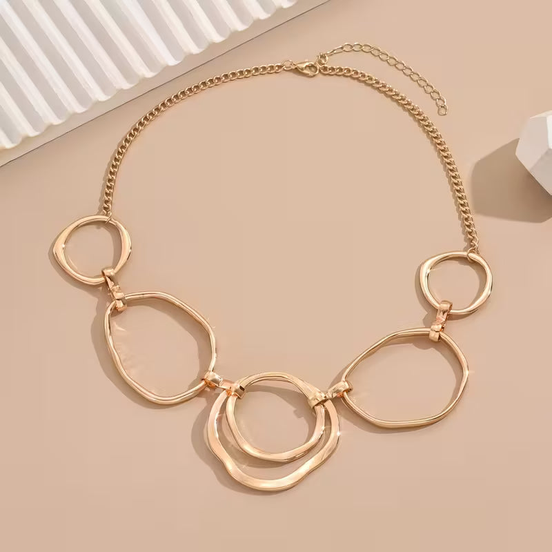 Collar con colgante de inspiración clásica · Dorado