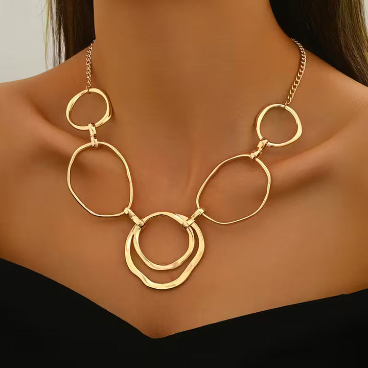 Collar con colgante de inspiración clásica · Dorado