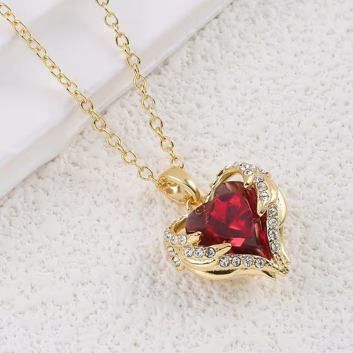 Collar de corazón rojo con alas de ángel · Dorado
