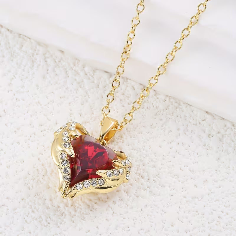 Collar de corazón rojo con alas de ángel · Dorado