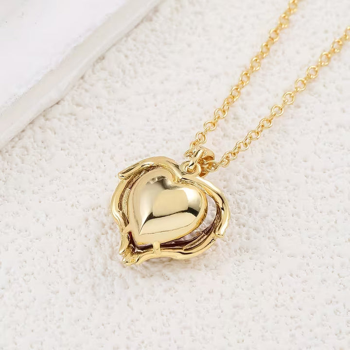 Collar de corazón rojo con alas de ángel · Dorado