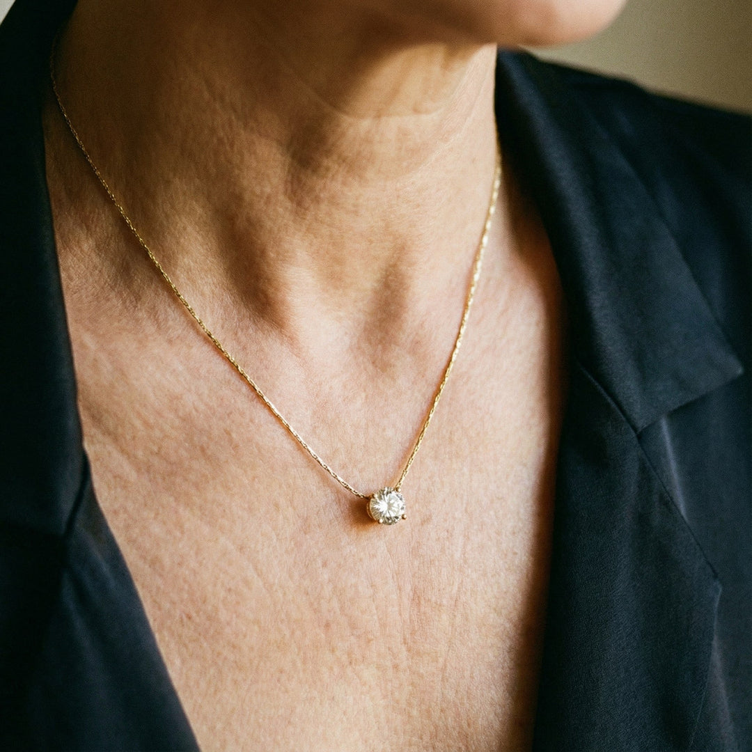Collar fino con brillo · Dorado