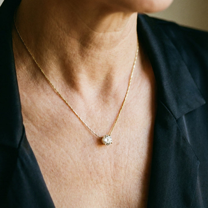 Collar fino con brillo · Dorado