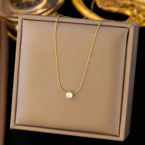 Collar fino con brillo · Dorado