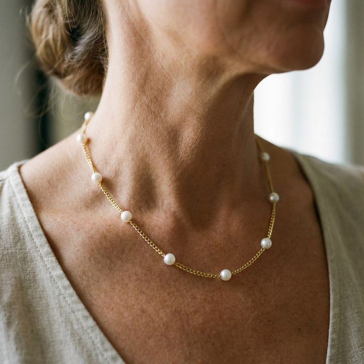 Collar fino con cuentas perladas · Dorado