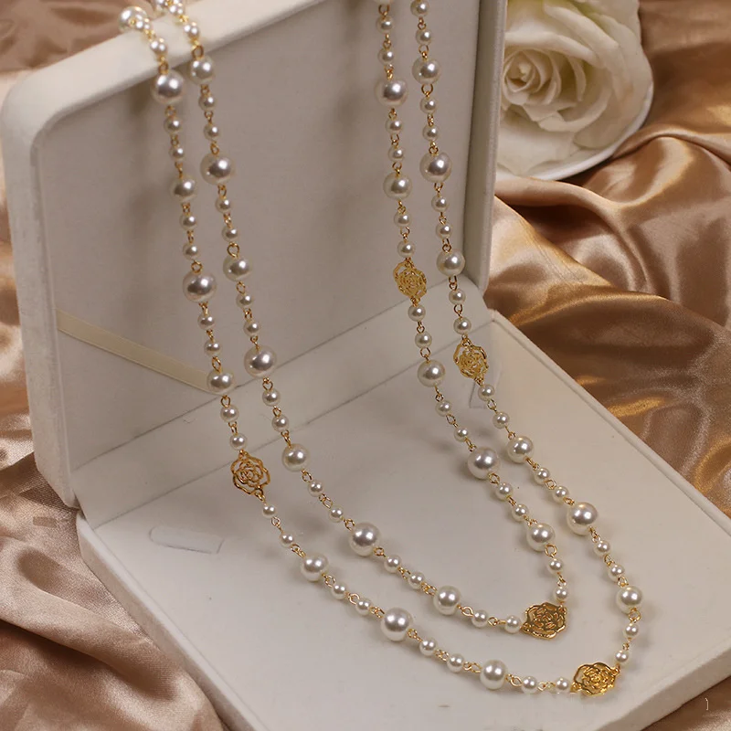 Collar fino con detalle perlado · Dorado