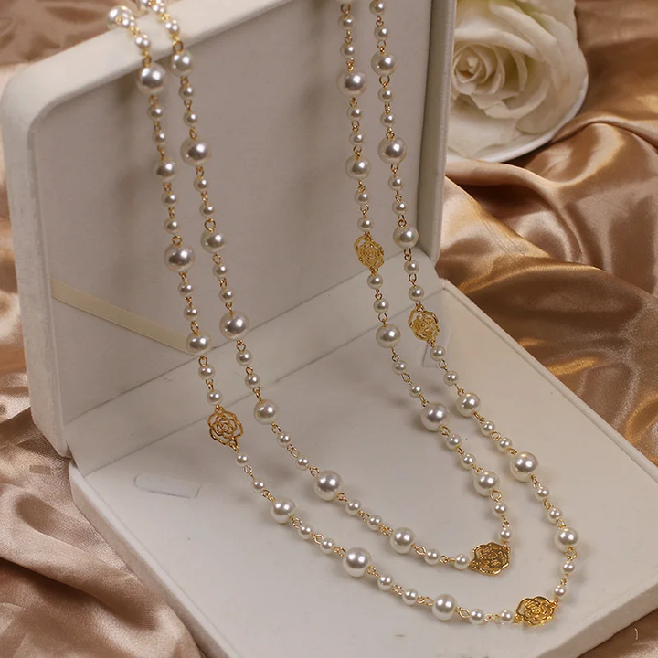 Collar fino con detalle perlado · Dorado