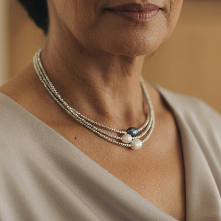 Collar perlado con cadena · Dorado