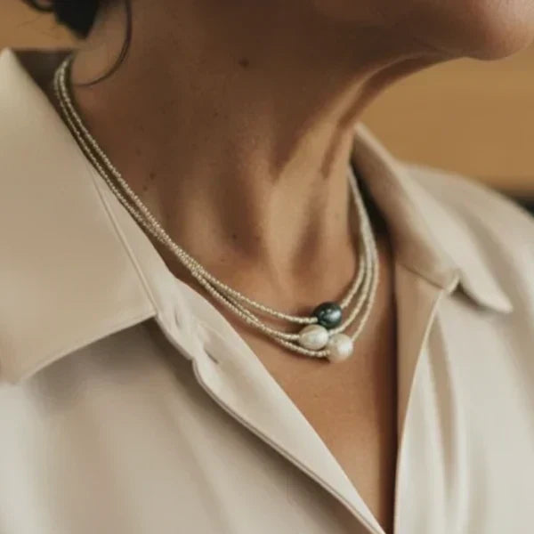 Collar perlado con cadena · Dorado